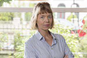 Motherland. Julia (Anna Maxwell Martin)